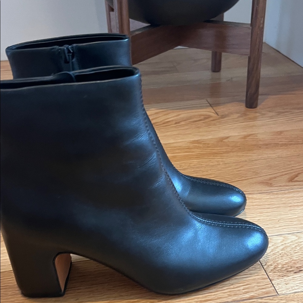 LIKE NEW Vince Terri Leather Ankle Boots - Picture 7 of 9